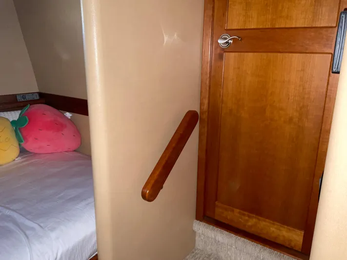  Yacht Photos Pics GUEST ACCESS TO HEAD