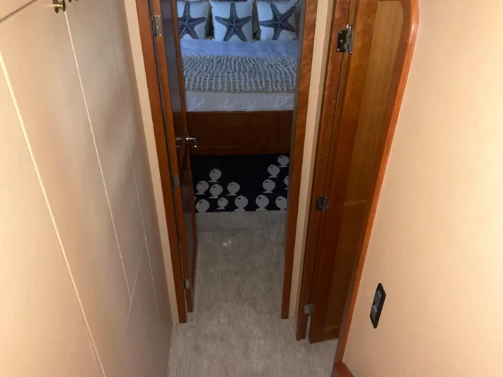  Yacht Photos Pics COMPANIONWAY TO MASTER (W/D ON LEFT)