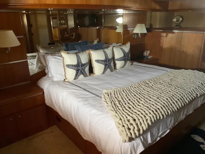  Yacht Photos Pics MASTER STATEROOM