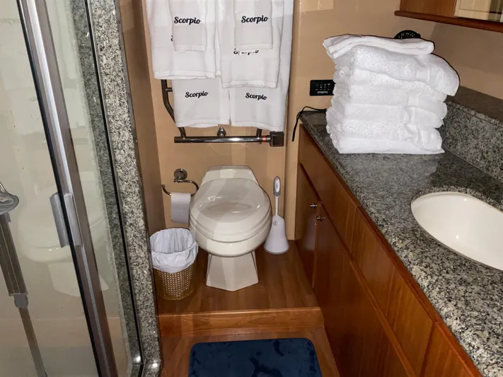  Yacht Photos Pics MASTER STATEROOM HEAD