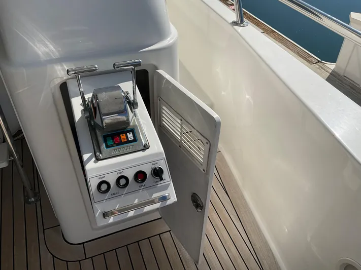  Yacht Photos Pics COCKPIT DOCKING STATION