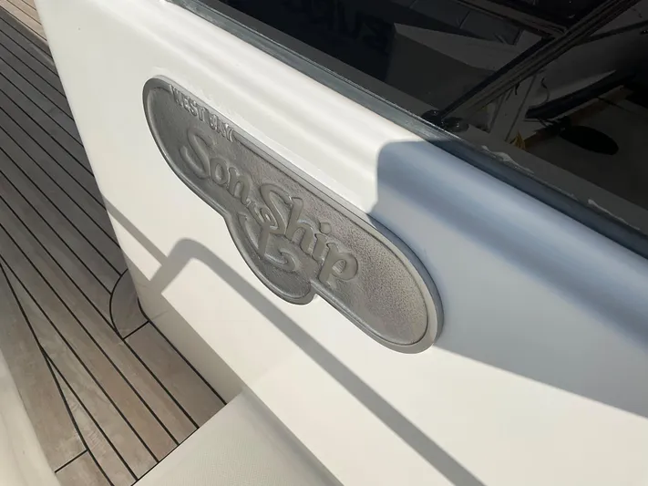  Yacht Photos Pics WINDOW SEAL DETAIL