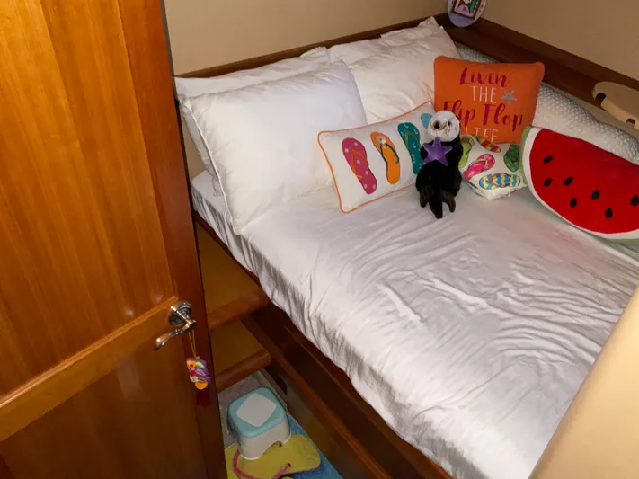  Yacht Photos Pics GUEST BUNK