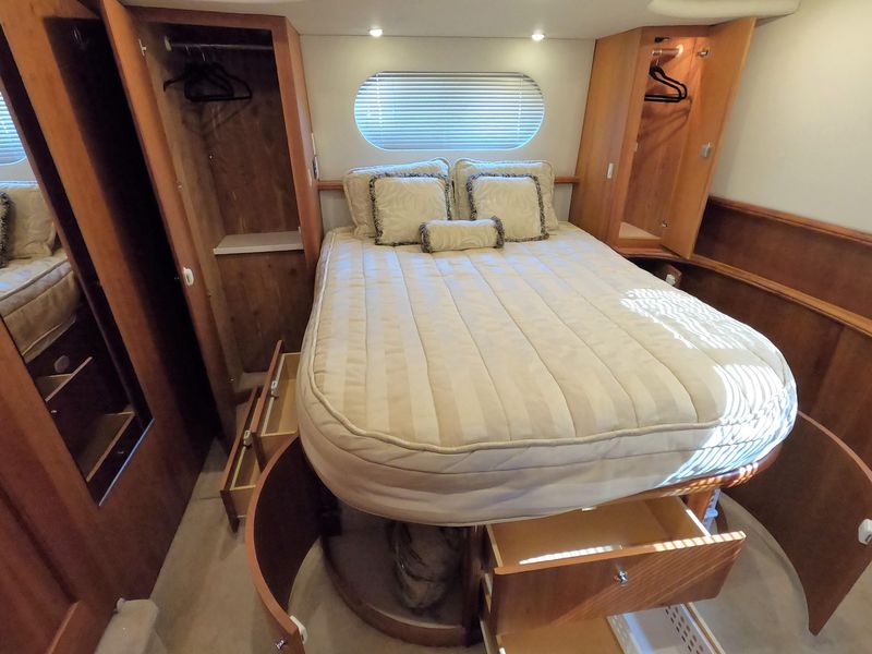 2003 Silverton 43 Motor Yacht -- Twin Diesel Aft Cabin