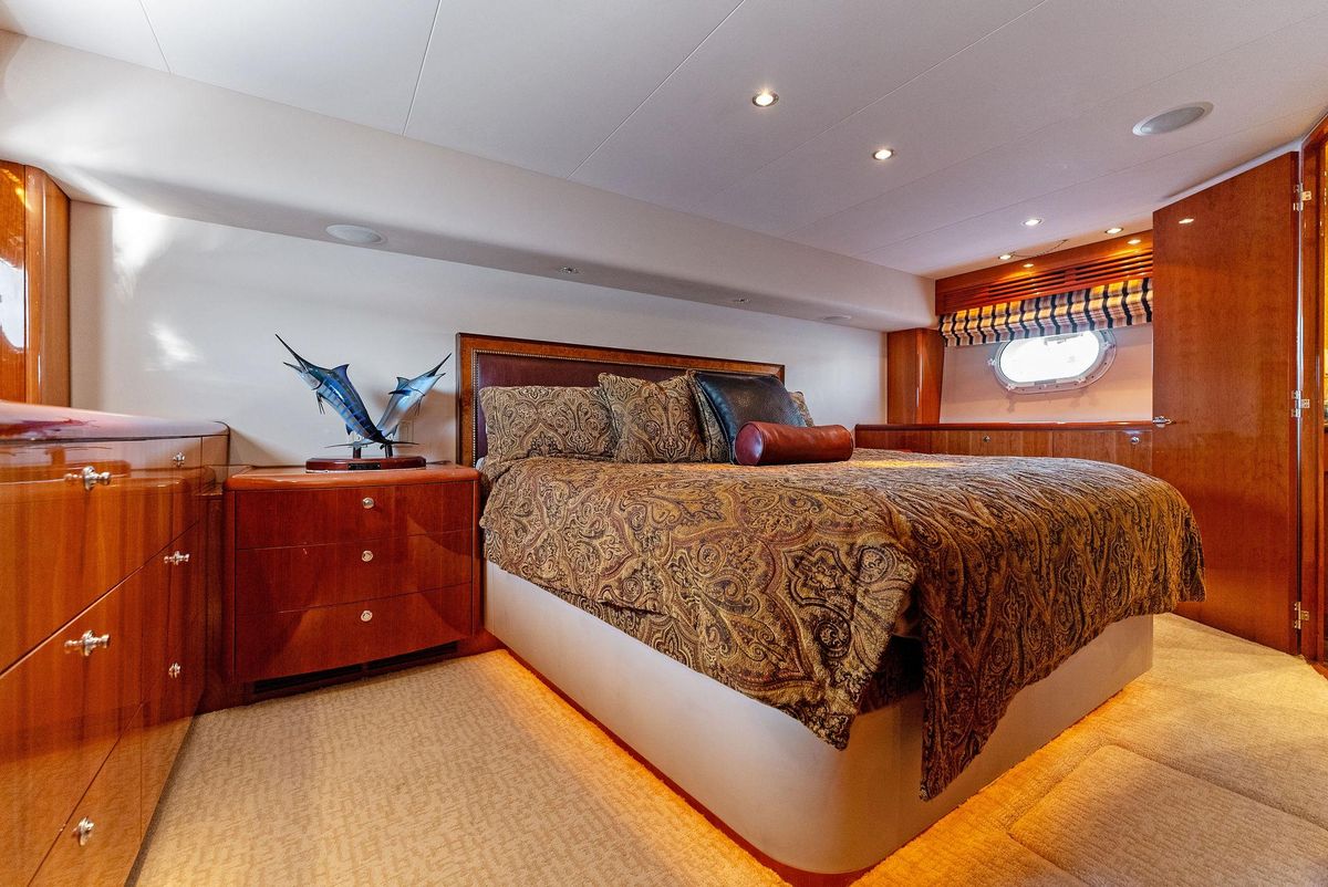 2007 Hatteras 64 