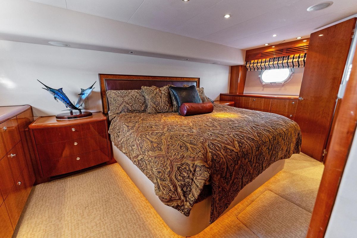2007 Hatteras 64 