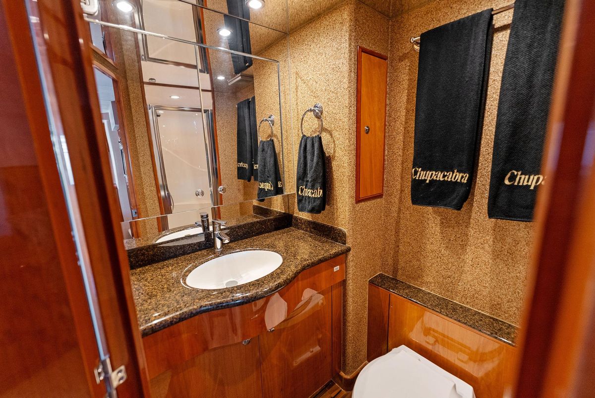2007 Hatteras 64 