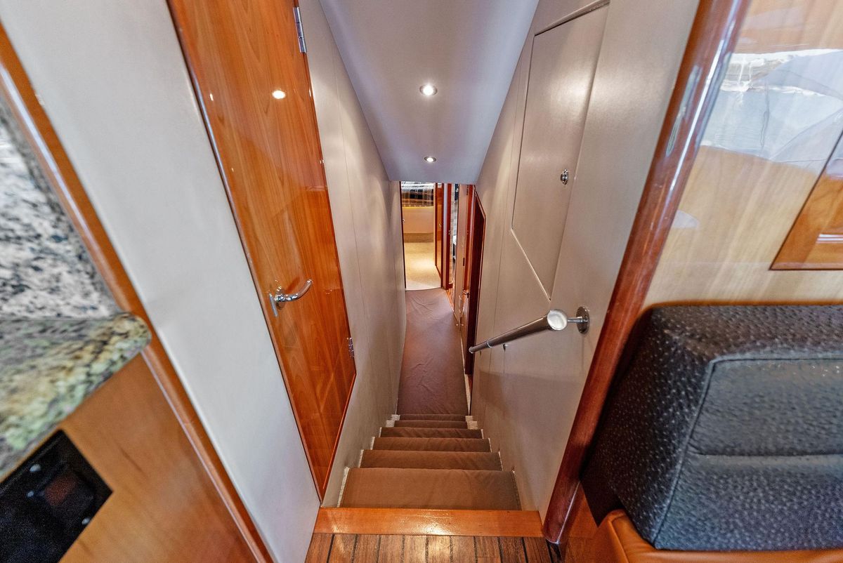 2007 Hatteras 64 
