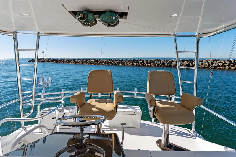 Chupacabra Yacht Photos Pics 2007 Hatteras 64 Convertible yacht helm with ocean view.