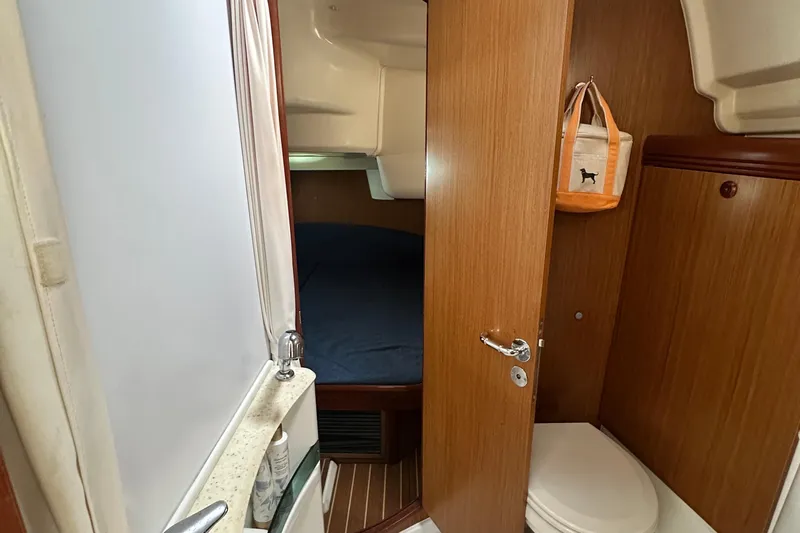  Yacht Photos Pics Interior of 2007 Jeanneau Sun Odyssey 42 DS yacht, featuring a cozy cabin and bathroom.
