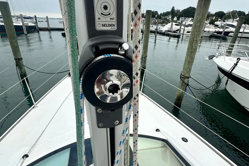  Yacht Photos Pics Jeanneau Sun Odyssey 42 DS 2007 sailboat mast detail at marina.