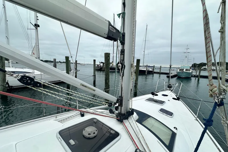  Yacht Photos Pics 2007 Jeanneau Sun Odyssey 42 DS sailboat docked in a marina, showcasing mast and rigging.