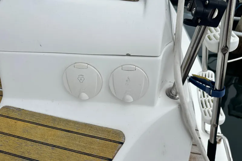  Yacht Photos Pics Close-up of Jeanneau Sun Odyssey 42 DS 2007 deck fittings and railing.