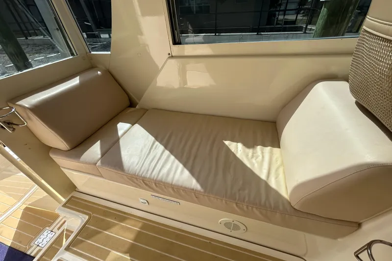 Eagle Yacht Photos Pics 2008 Mainship Pilot 34 interior with beige cushioned seating and wooden flooring.