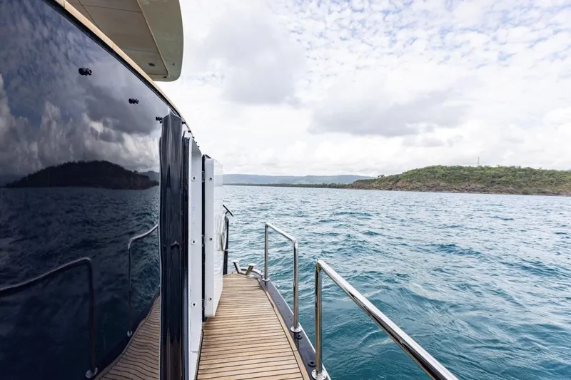 Seabear Yacht Photos Pics Luxury yacht Amanda 72 Explorer cruising on open sea, 2006 model.