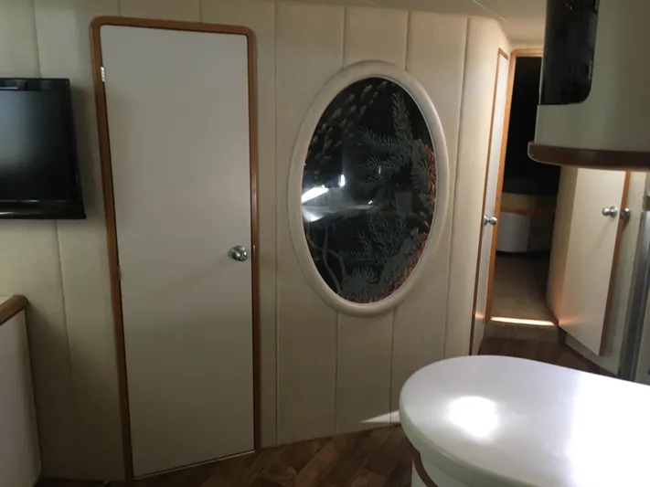  Yacht Photos Pics Interior of 1994 Sea Ray 500 Sundancer yacht with oval window and modern furnishings.
