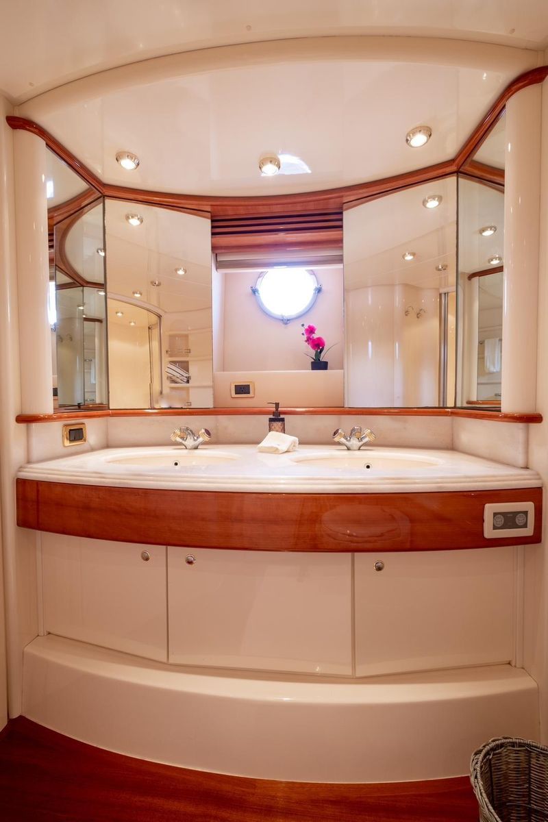 2005 Azimut 70 
