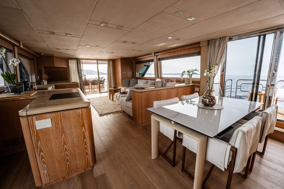 2013 Monte Carlo Yachts 86 