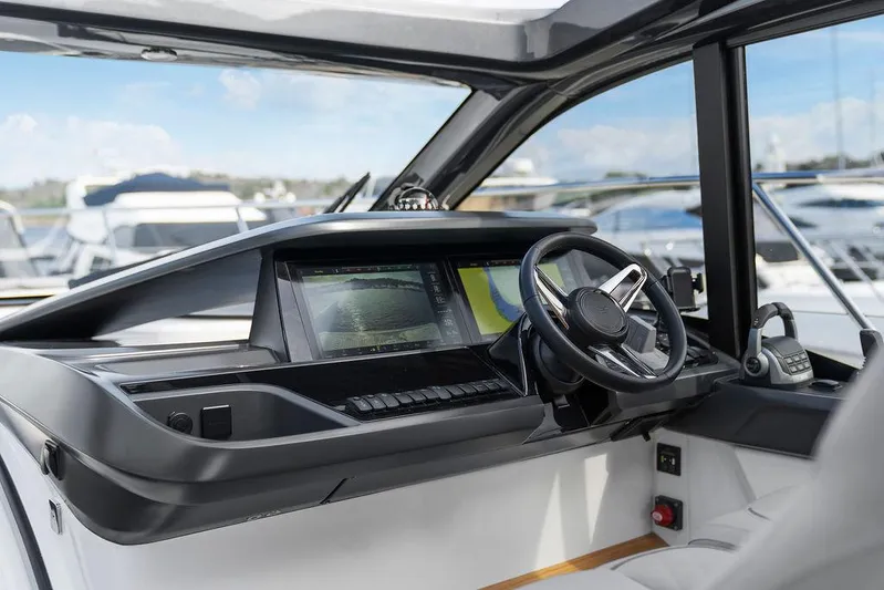 V50330 Yacht Photos Pics 