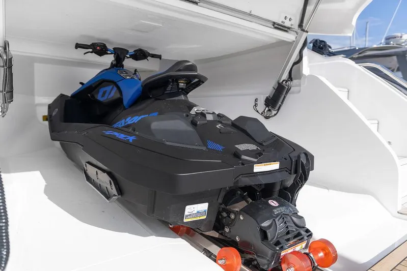 V50330 Yacht Photos Pics 