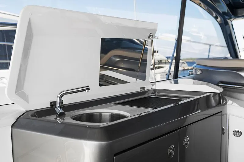 V50330 Yacht Photos Pics 