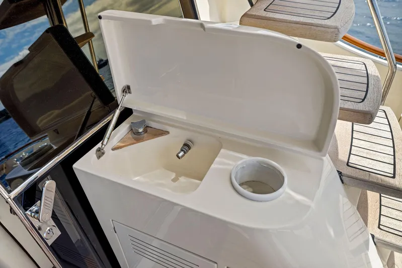 Cetacea Yacht Photos Pics 2008 Mochi Craft Dolphin yacht sink area with open lid and steps.