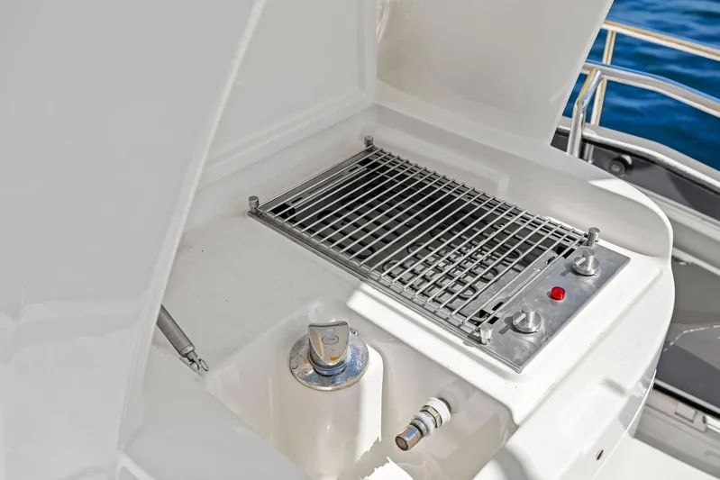 Cetacea Yacht Photos Pics Outdoor grill on 2008 Mochi Craft Dolphin yacht, featuring stainless steel design.