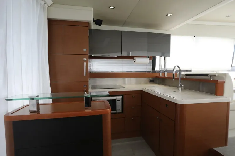 Rebus Yacht Photos Pics 2015 Prestige 550 Fly - Image 5