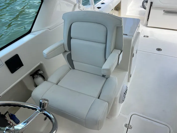  Yacht Photos Pics 2022 Pursuit 266 Dc - Image 21