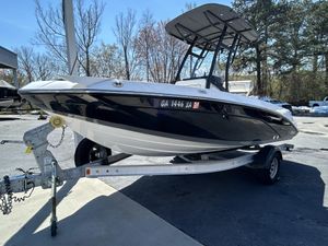 2021 Yamaha Boats 195 FSH Sport on trailer, parked outdoors, side view.