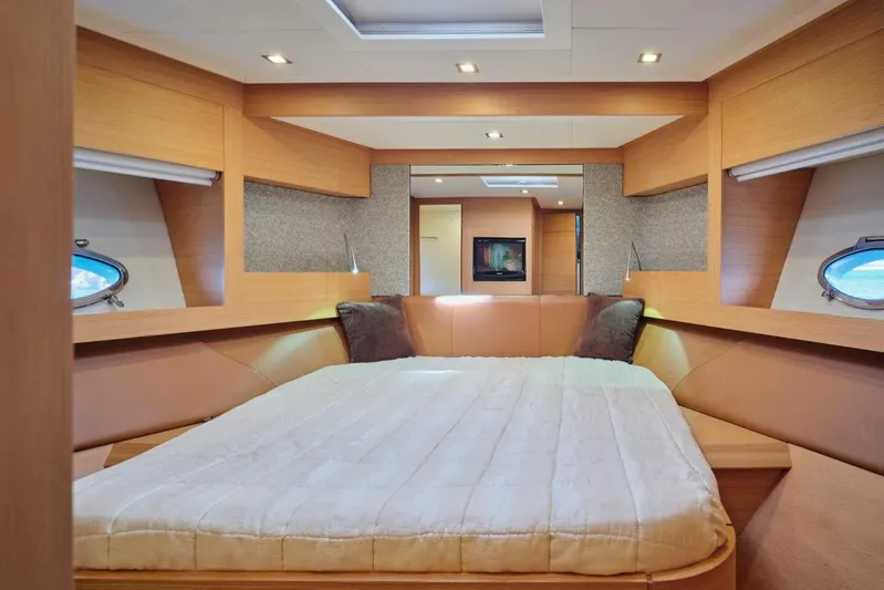 Nickel Yacht Photos Pics Luxurious 2008 Pershing 64 yacht bedroom with modern design and cozy bedding.