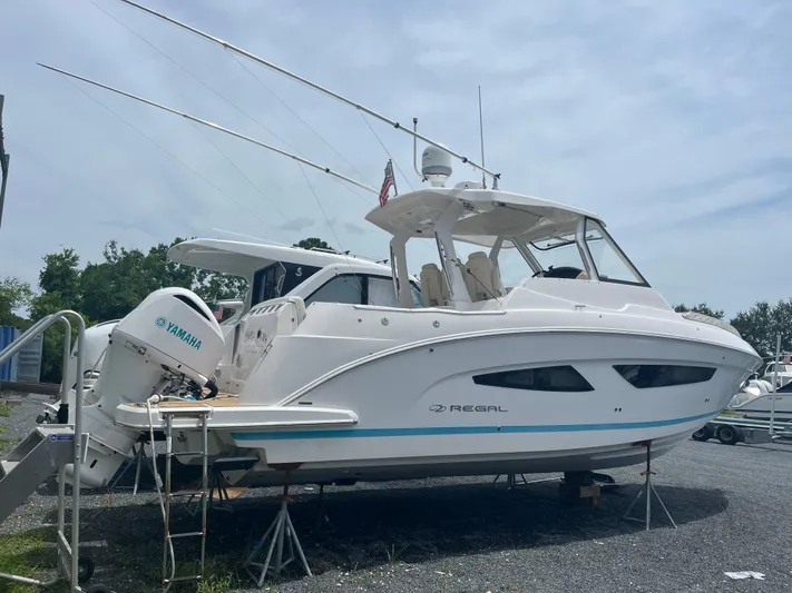  Yacht Photos Pics 2019 Regal 33 SAV boat with Yamaha engines on a trailer, parked outdoors.