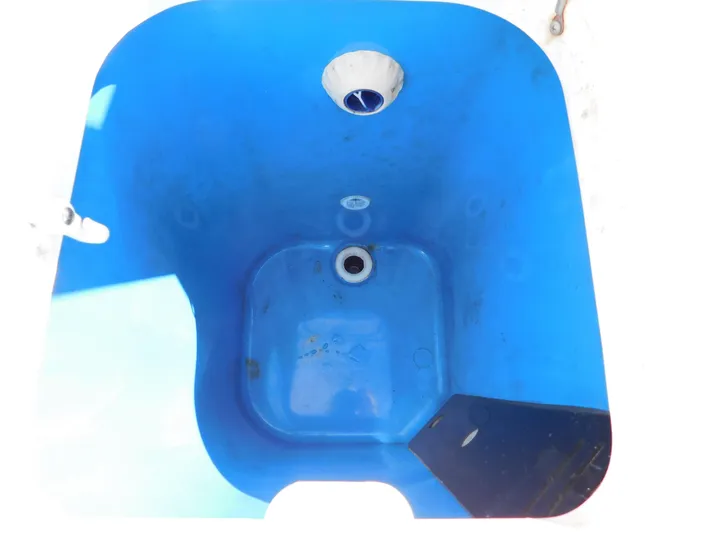 Out To Lunch Yacht Photos Pics 2019 Everglades 340 DC blue livewell interior view