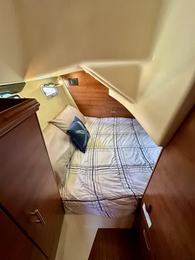 Wind Hunter Yacht Photos Pics 2013 Hunter 33 yacht cabin with cozy bed and wooden interior.