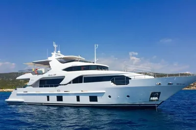 Benetti Delfino 93
