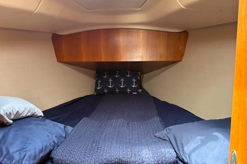 Kokua Yacht Photos Pics Cozy cabin interior of 2004 Hunter 33 sailboat with nautical-themed bedding.