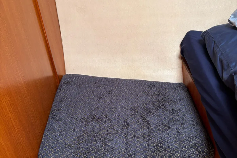 Kokua Yacht Photos Pics Cushioned seating area in a 2004 Hunter 33 boat interior.