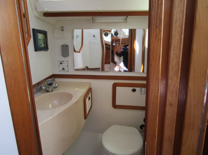 Miss Mac Yacht Photos Pics Interior of a 2001 Catalina 42 MkII yacht, bathroom view.