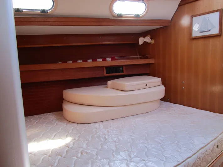Miss Mac Yacht Photos Pics Interior of a 2001 Catalina 42 MkII yacht with bed and wood paneling.