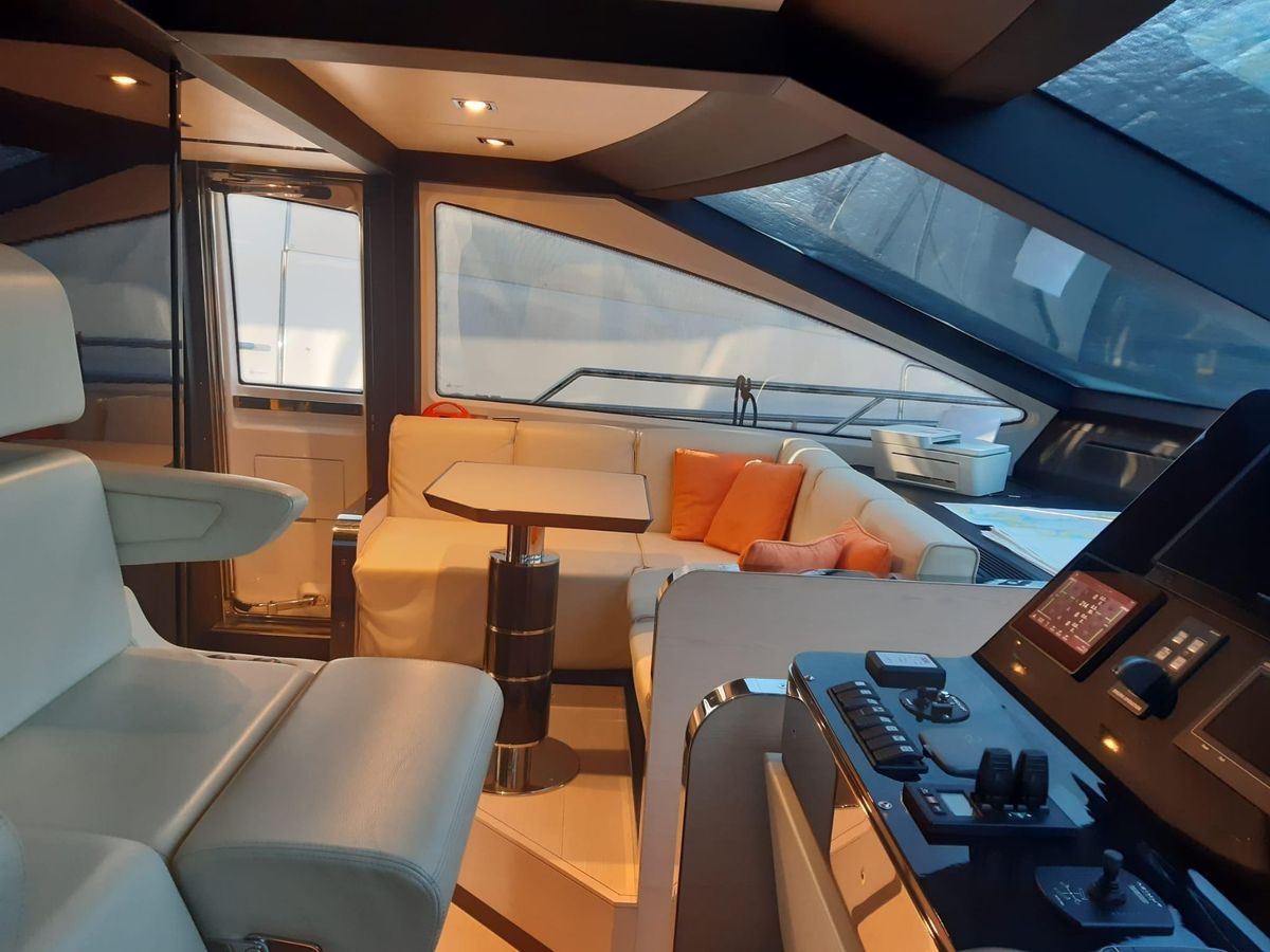 2015 Azimut 82 