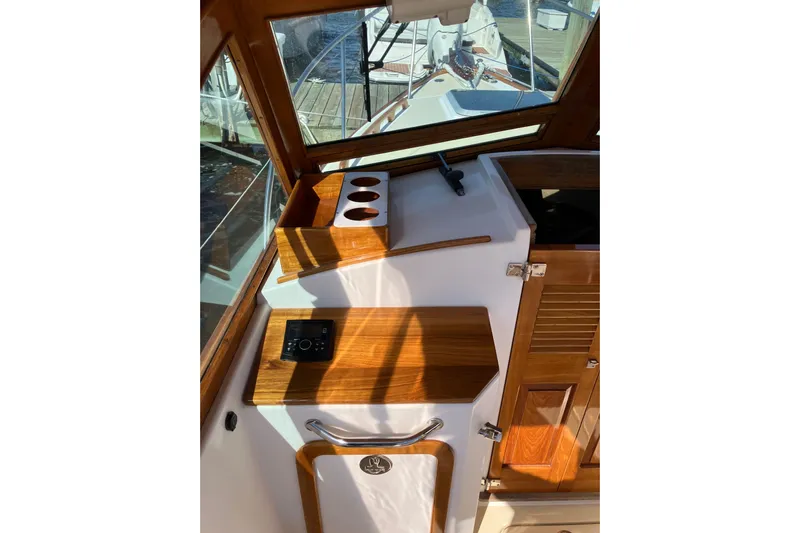 Virginia Yacht Photos Pics Interior of 2010 C.W. Hood WASQUE 26 boat with wooden dashboard and cup holders.