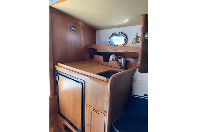 Virginia Yacht Photos Pics Interior of 2010 C.W. Hood WASQUE 26 boat with wooden cabinetry and compact sink.