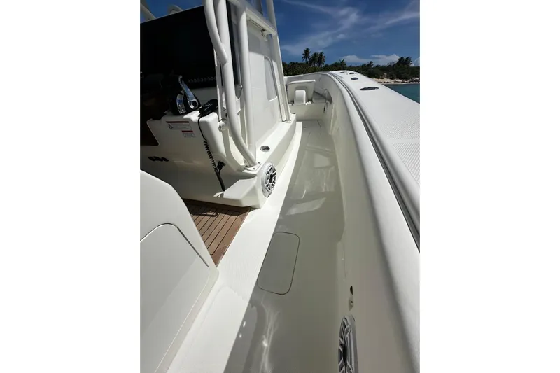  Yacht Photos Pics 2022 SeaVee 390Z boat deck with sleek design and modern features.