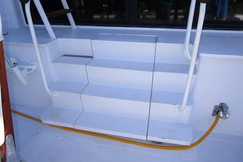 Elska Yacht Photos Pics Steps to salon