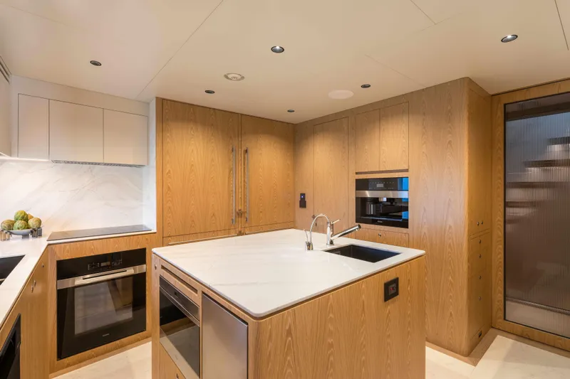 Horizon Fd110-007 / Available Winter 2026 Yacht Photos Pics 2026 Horizon FD110 Hull 7