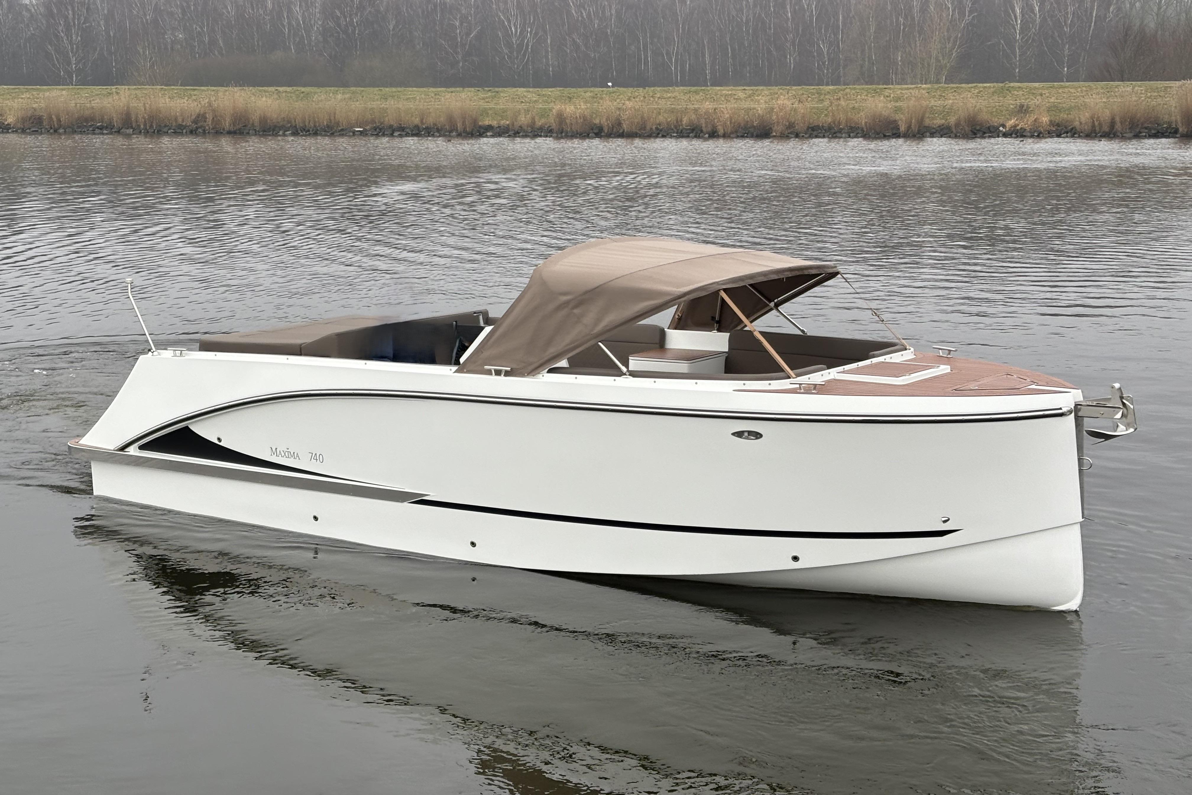 2025 Maxima 740 Tender