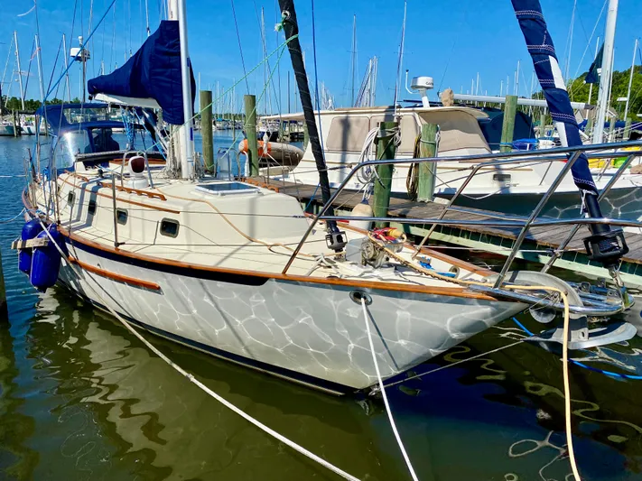 Encore Yacht Photos Pics 1998 Pacific Seacraft 37 sailboat docked in a marina under clear blue skies.