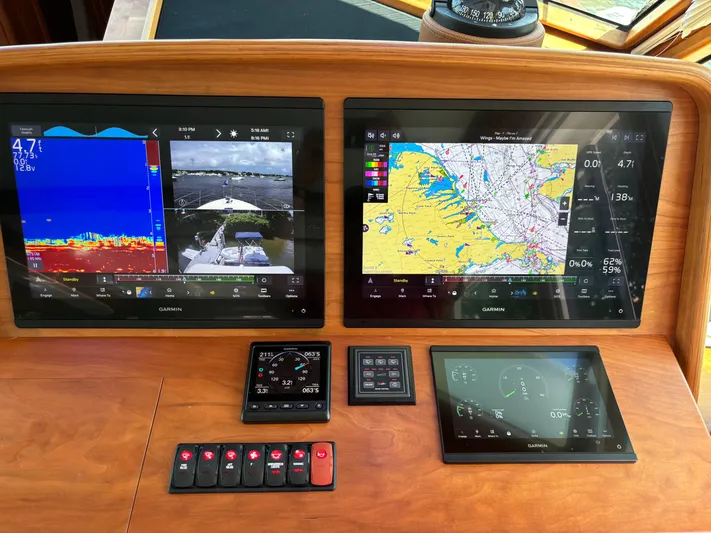 R Queen III Yacht Photos Pics 