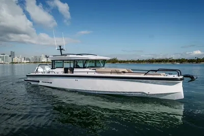 2025 Axopar 37 Cross Cabin - Iconic Edition