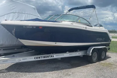 Robalo R227 Dual Console